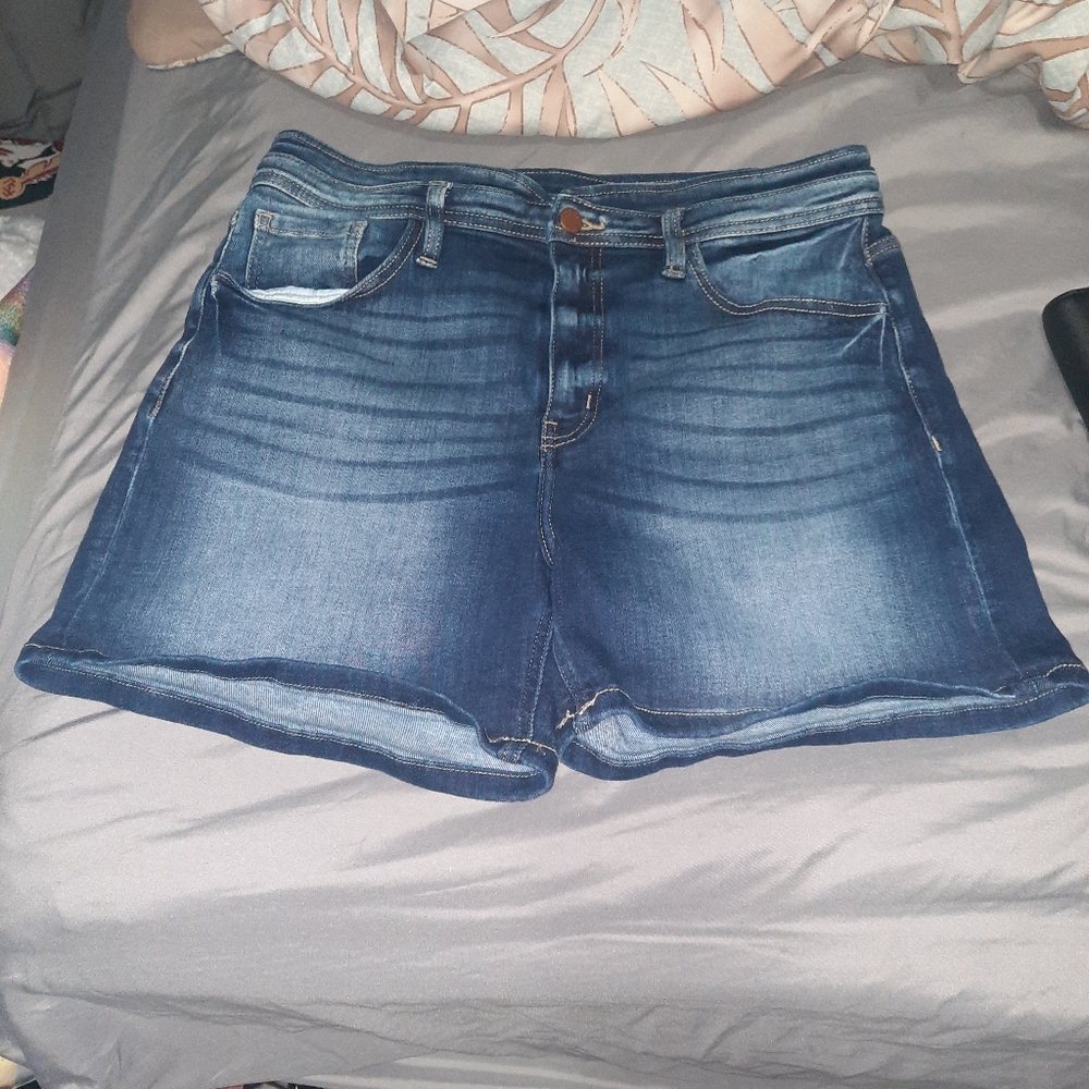 Kancan Kurvey High rise jean shorts in size 30
